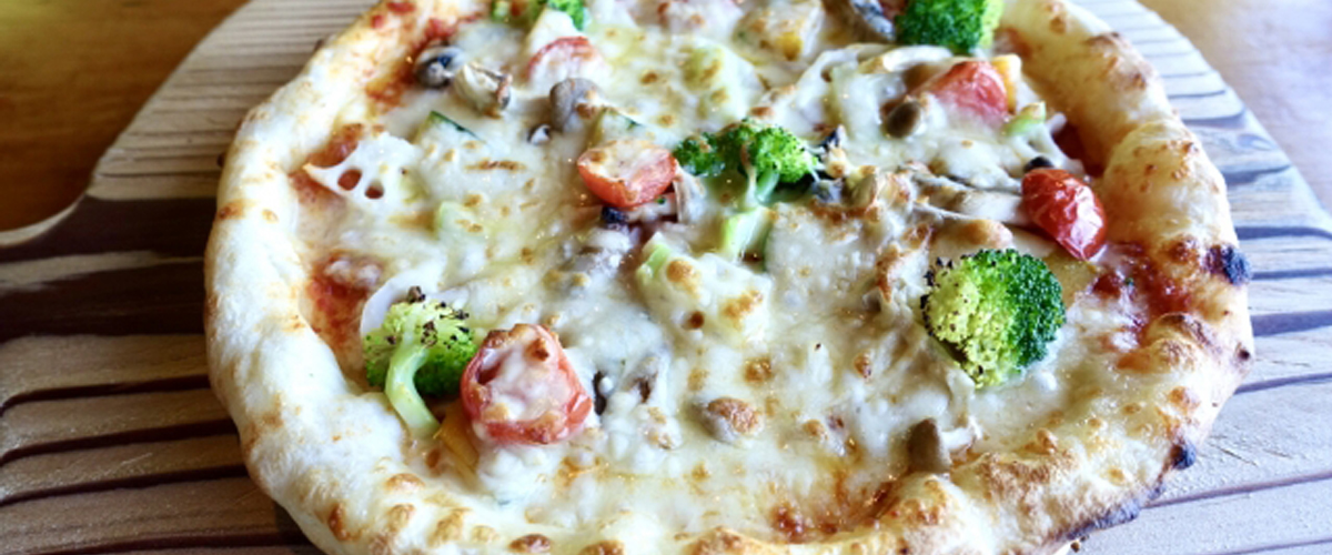 有機野菜と新鮮チーズのピザ